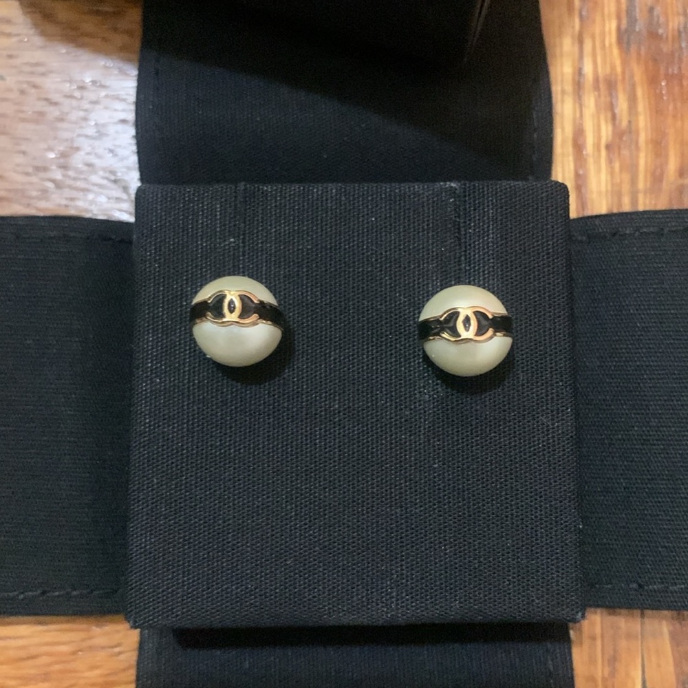 Chanel 24P Pearl Earrings - Picture 2 of 2